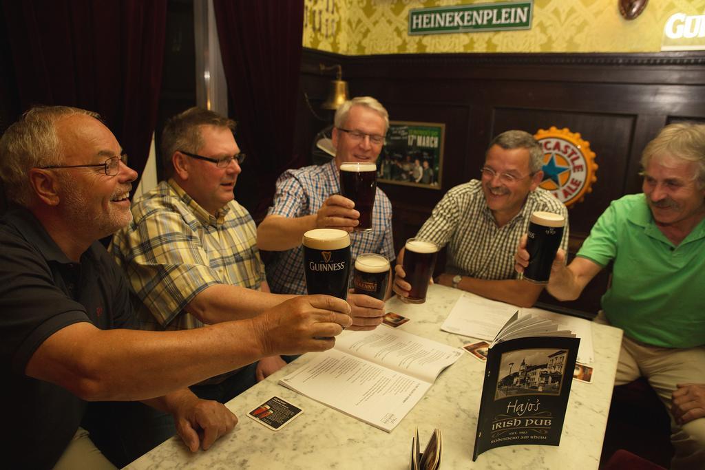 Hajo'S Germania Lodge & Irish Pub Rüdesheim am Rhein Kültér fotó